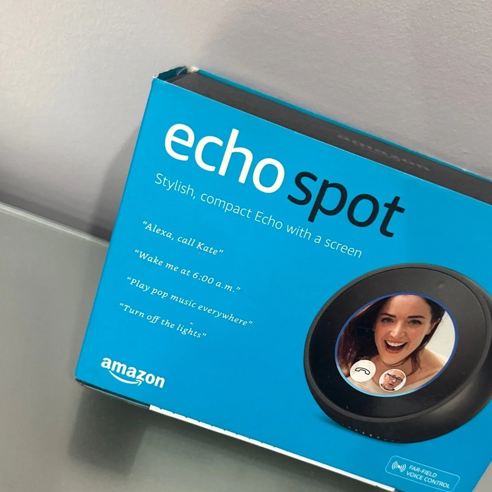 Amazon Echo Spot stylish , compact ECHO with a screen - Picture 2 of 7